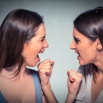 何コイツ…だから嫌われる！2位上から目線より「めんどくさい女」は