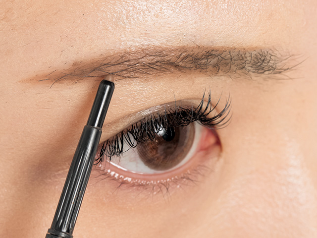 細めのつり眉も左右対称平行眉を