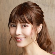 女っぽさ×クールさの共存！流行の「赤ファッション」に映えるメイク
