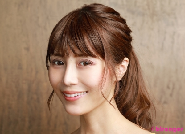 女っぽさ×クールさの共存！流行の「赤ファッション」に映えるメイク
