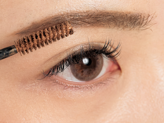 細めのつり眉も左右対称平行眉を