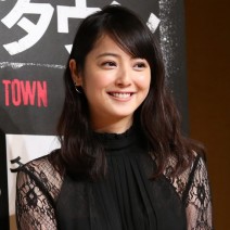 佐々木希に高橋愛がお手本！「短い首のタートルおブス」にならない3テク