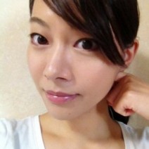 使うのは手だけ！あっという間に芸能人並の小顔になれるテクとは
