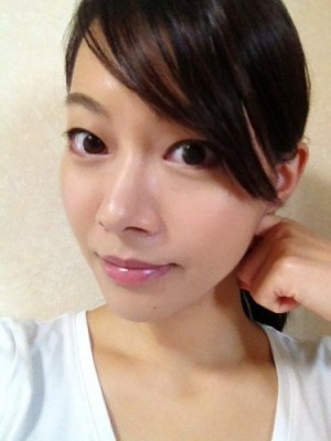 使うのは手だけ！あっという間に芸能人並の小顔になれるテクとは