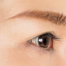 赤リップでくまを解消！？ 人気インスタグラマーに学ぶ目元美人術