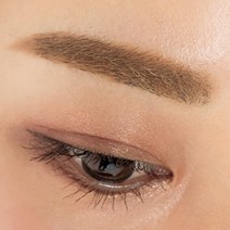 目元が美しすぎるインスタグラマーのメイク術、公開！ ポイントは眉マスカラ＆目尻メイク