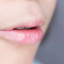 歯の黄ばみより！美人でも「残念度が高まる女性の口元」1位は…