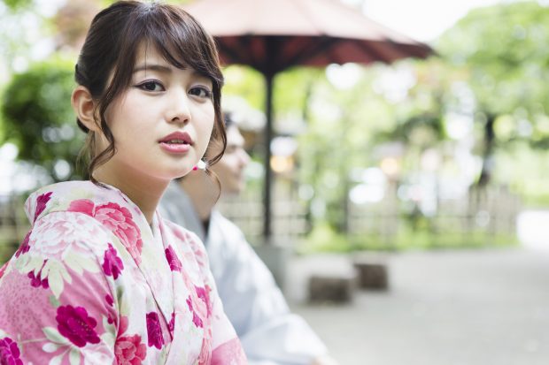 ヤダ…うちわで失敗!? 「浴衣美人が台無し」やりがち大ミス5連発