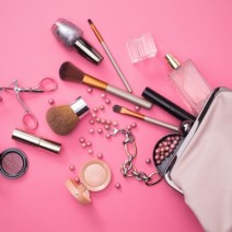 あなたは大丈夫？周囲ドン引き「汚ポーチ」女子の実態とお手入れ方法