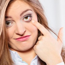 最悪っ！どーしても消えないクマが「目の下チーク」でパッと消える