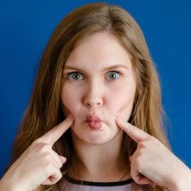 パンパン顔…どうにかしたい！「生理中の顔のむくみ」解消法4つ