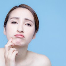 ヒィ…冬は顔がたるみやすい!? ブルドッグ顔を阻止する最適ケアとは
