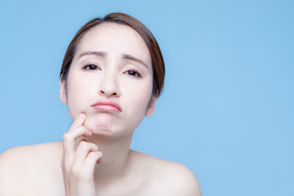 ヒィ…冬は顔がたるみやすい!? ブルドッグ顔を阻止する最適ケアとは