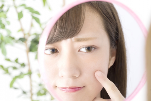 2位肌荒れ！女性が悩む「季節の変わり目の不調」1位に効くツボ4つ