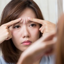 イジワル顔＆老け顔の元凶！「眉間のシワ」を深めるNG習慣と改善策