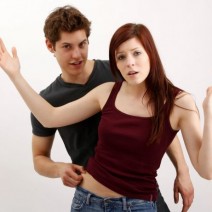 薄着でギョ！5位背中…男が「意外と太い」と驚いた彼女の体TOP5