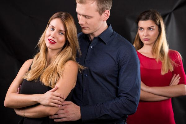 うそでしょ…男は浮気するとき「彼女や妻より美人」を選ぶ？