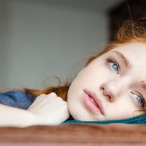 ファンデで隠せない「秋のくすみ」を吹き飛ばす効果的なスキンケア術