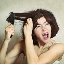 ギャッ！黒トップスに「フケ」がパラパラ…目立つ季節のNG頭皮習慣