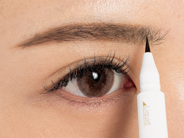 細めのつり眉も左右対称平行眉を