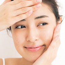 一刷けでキメが整う万能オイルインパウダーで、サラツヤ肌を手に入れる！