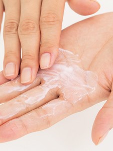 冬肌には血色感を仕込むピンクベースがマスト 