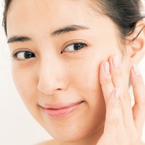 「ソリッドファンデ」なら頬だけでOK！ 部分塗りが簡単にできるプロ指南の5選