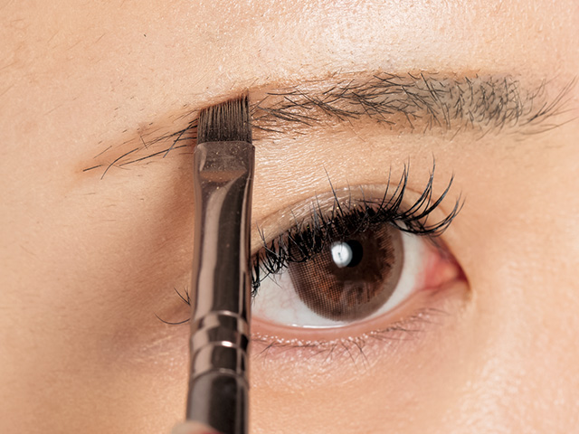 細めのつり眉も左右対称平行眉を