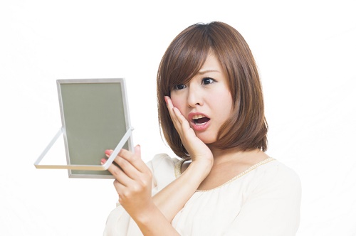 毛穴の開きにファンデの浮き！「化粧ノリ最悪な季節」の救済ケア4つ