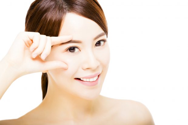 使う指と位置がキモ！今っぽ目は「指塗りアイシャドウ」で仕上げたい