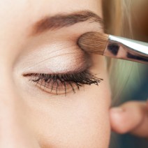 メイクだけで「一重を二重に見せる」！舞台女優の魔法テクを公開