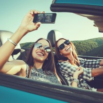 2位ラブラブ投稿より！女が「SNSでリア充アピール」あるある1位は…