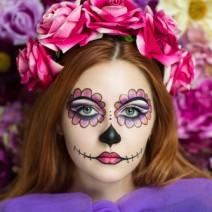 まだ間に合う！「大人のハロウィン」は手持ち服とメイク道具で大変身