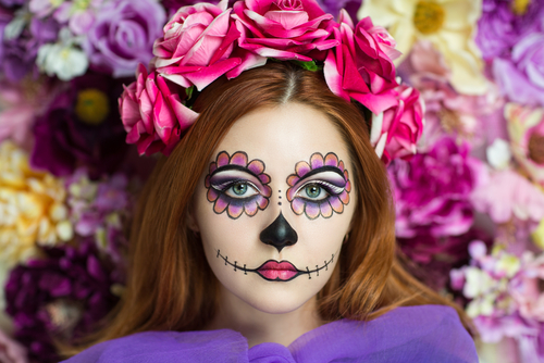 まだ間に合う！「大人のハロウィン」は手持ち服とメイク道具で大変身