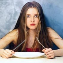 実は塩分たっぷり！「むくみを簡単に引き起こす」身近なNG食品3つ