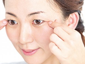 目尻の小ジワを予防！樋口式マッサージ