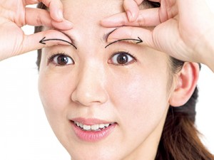 目尻の小ジワを予防！樋口式マッサージ