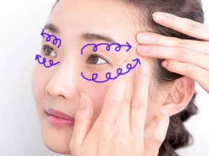 スマホの使い過ぎで目が疲れてる！？リポソームを使用したマッサージをご紹介