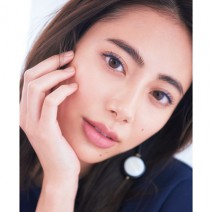 ネイビーコスメ＆目薬が救う！女医とヘアメイクの“春先クリア目元”のヒント