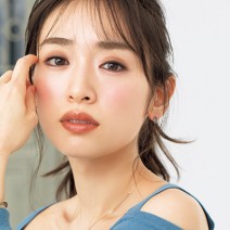 ほんのりピンクを目元にプラスして、大人甘っぽ顔に変身♪