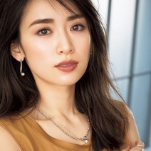 キリリ眉で雰囲気一変！ 女っぽ知的顔のメイク方法