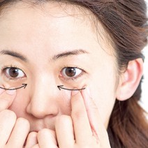 潤ってふっくら♪ 簡単マッサージでシワの目立たない若々しい目元に！｜動画付き