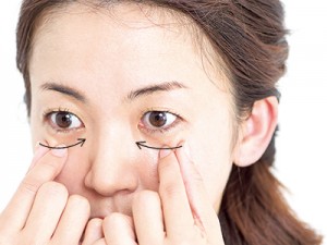 目尻の小ジワを予防！樋口式マッサージ