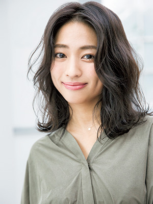 黒髪のグラデーションカットカタログ こなれ感や小顔が叶うグラデーションカットのヘアカタログ 美的 Com