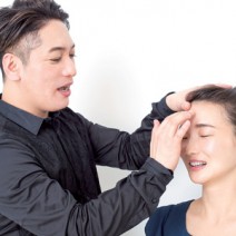 スマホの使い過ぎで目が疲れている…1分間の簡単マッサージでシャキッとデカ目に♪｜動画つき