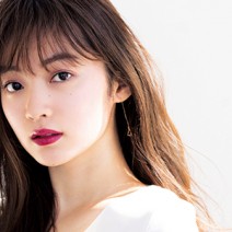 シュウ ウエムラのダークトーンレッドリップで女っぽさを演出