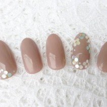 ホログラムネイル24選｜春夏秋冬を彩るおすすめデザイン＆セルフでのやり方を紹介！