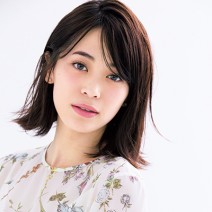 デコルテのスモーキーなモーヴピンクリップで上品レディーに変身