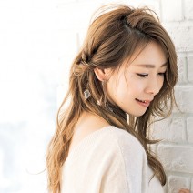 ヘアアレンジ｜片サイドWくるりんぱで、色気ある大人っぽ仕上がり