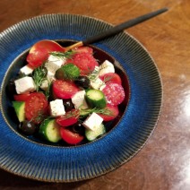 「トマト、キュウリ、黒オリーブとフェタチーズのギリシャ風サラダ」美容エディター・門司紀子のToday’s SALAD #30